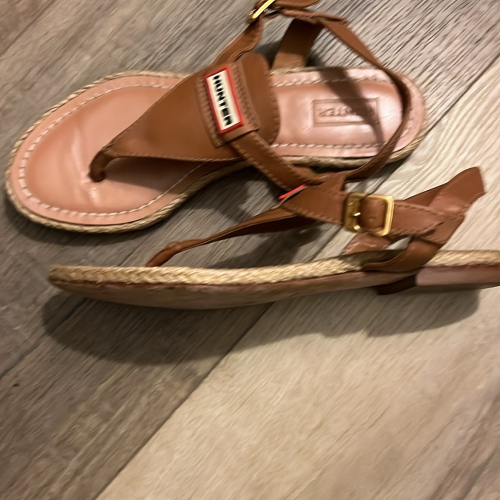 Hunter "Thatch" 8 Brown Leather Sandals T-Strap Gold Buckles Woman’s Size 7 - Picture 2 of 4